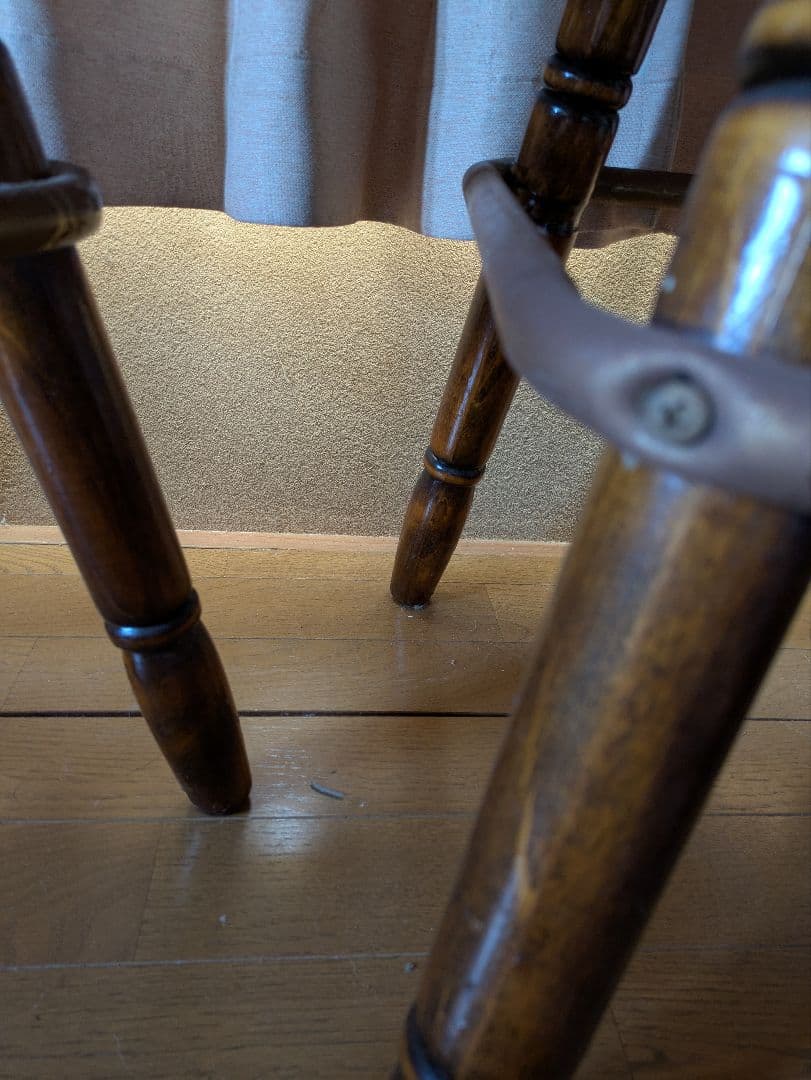 ダークブラウン 木製アーム付きカウンターチェアB 2脚セットの１脚