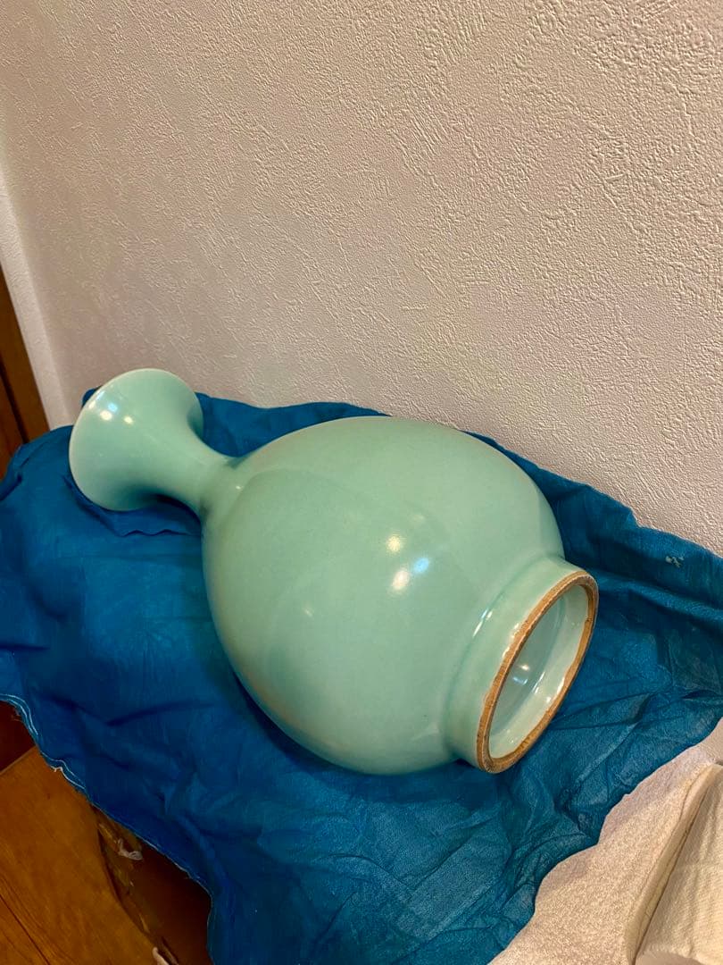 中国明代龍泉窑玉壶春瓶、箱付き、サイズ高さ約31cm径17cm口10cm