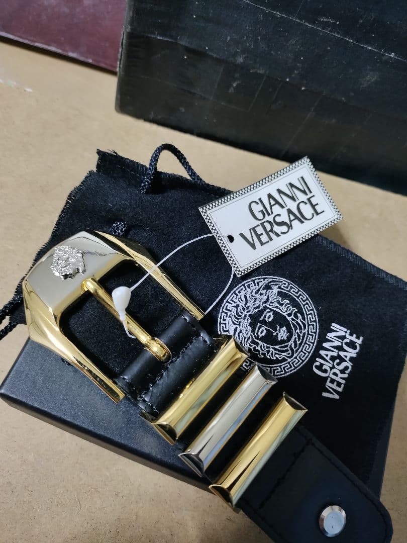 未使用 VERSACEベルサーチ 3連本革ベルトバックル イタリア製 高級感あり