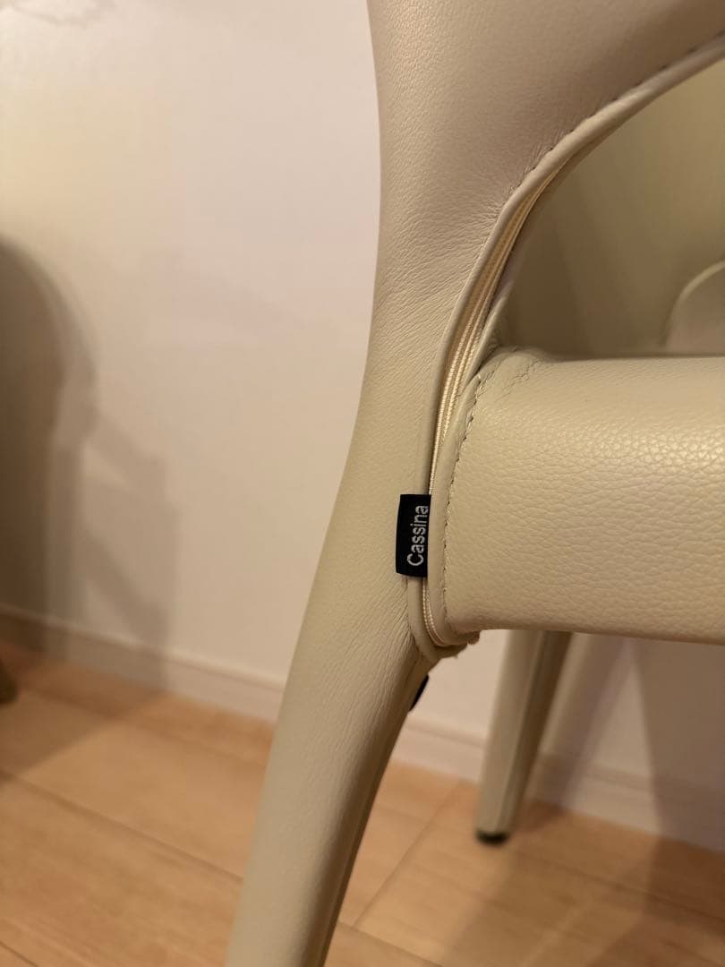 カッシーナ 白皮張りアームチェアー一脚