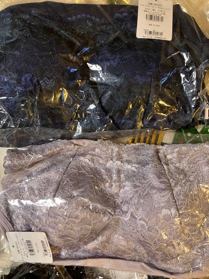 ブラデリス　4色セット 新品 2枚色違い　2デザイン違い