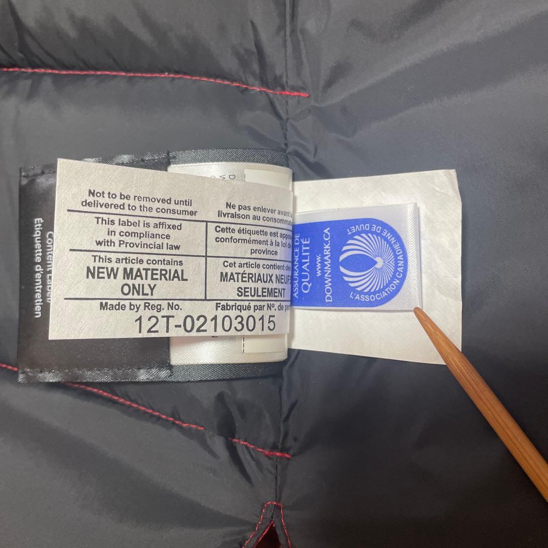 赤いノースリーブダウンベスト カナダロゴ付き