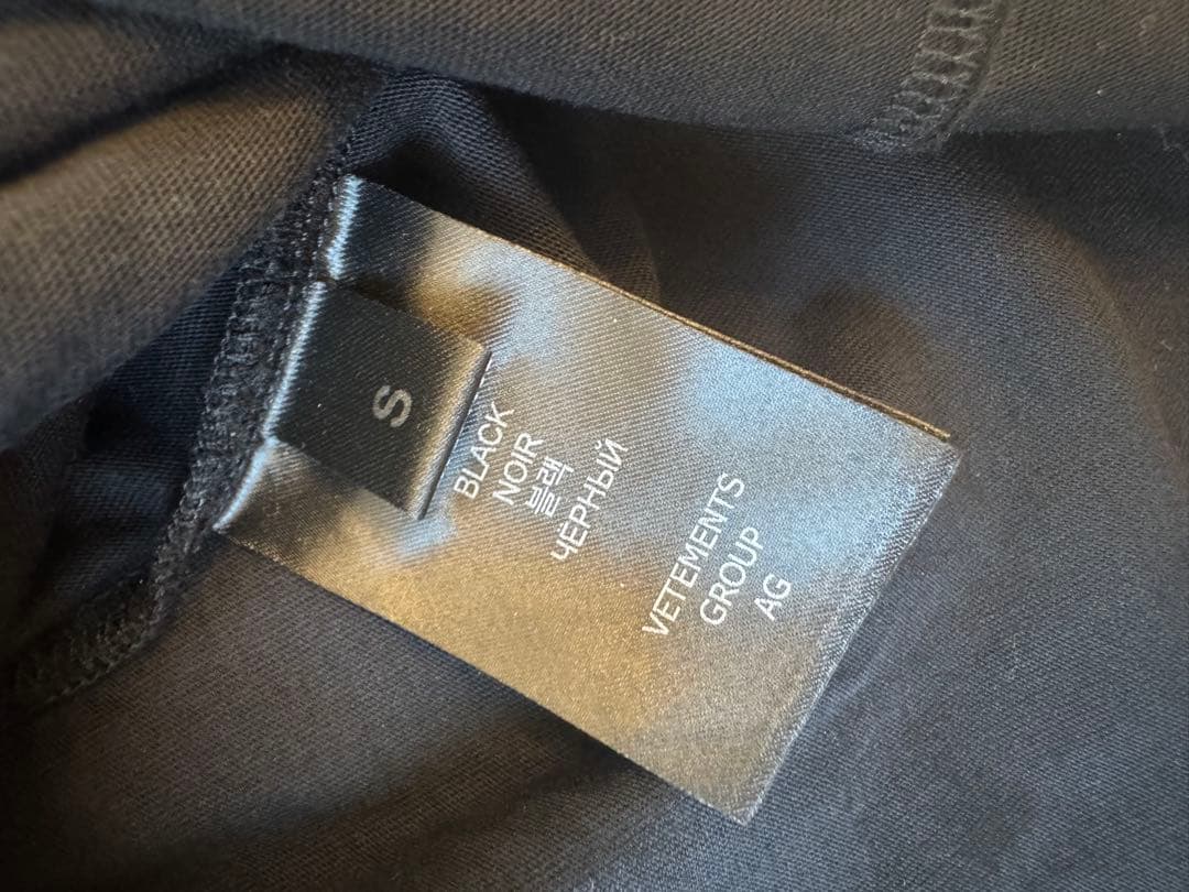 VETEMENTS ヴェトモンアナーキーロゴ 長袖ロンT