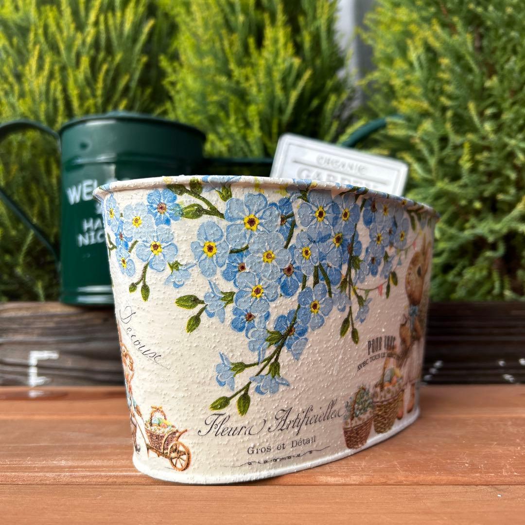 ミラちゃんさまご購入品　オーバルプランター Ｍサイズ　 水色リボンのうさぎさん