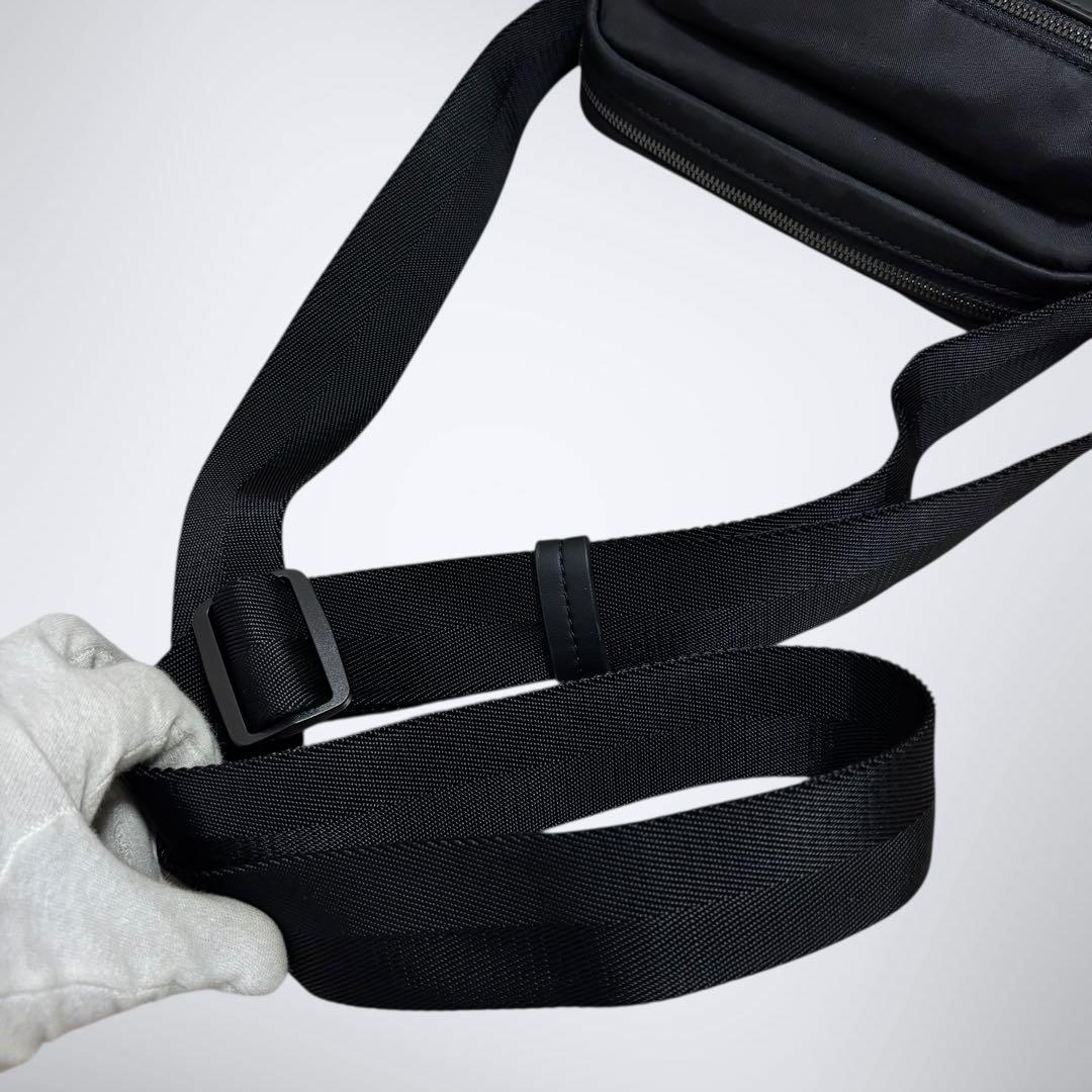 現行モデル HUGO BOSS ツイルクロスボディバッグ スタックロゴ ブラック