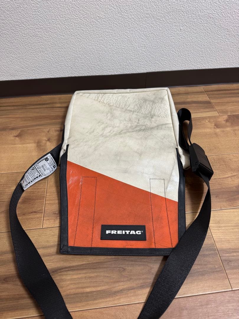 FREITAG LASSIEメッセンジャーバッグオレンジ ホワイト
