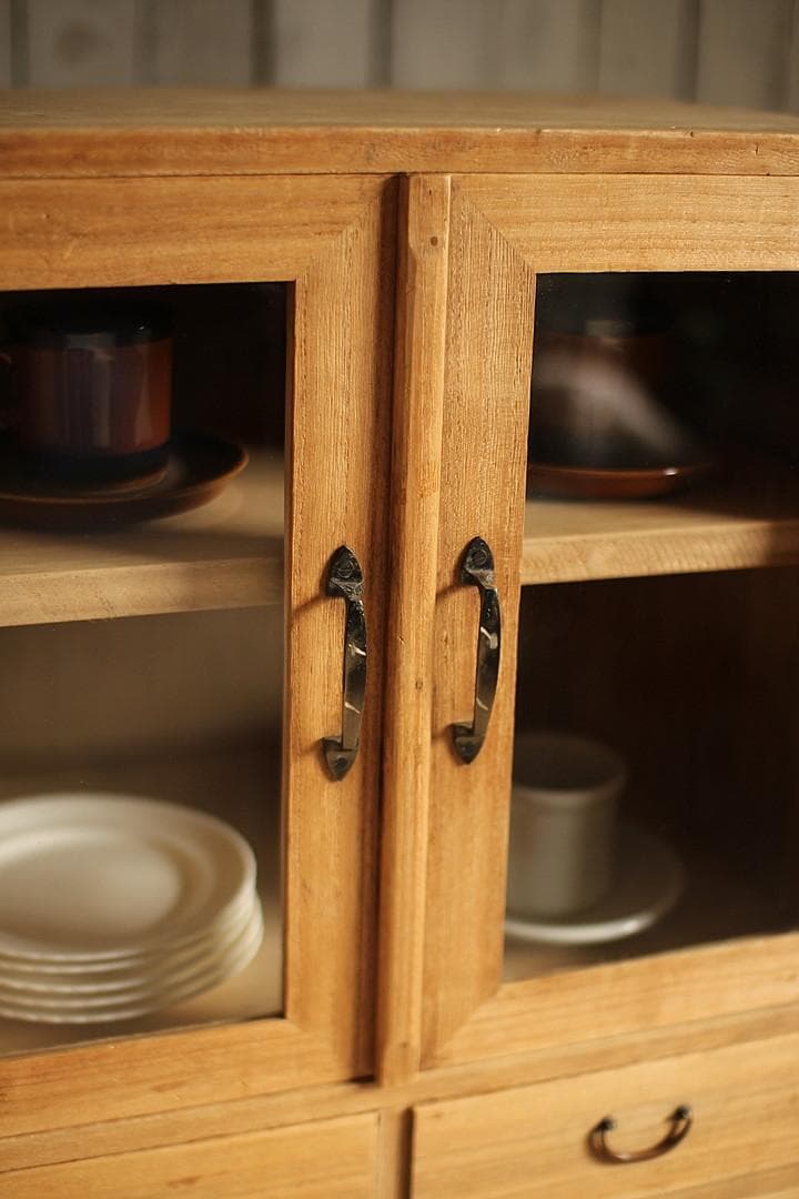 古い小ぶりな木枠のガラス戸棚×小引き出し3杯