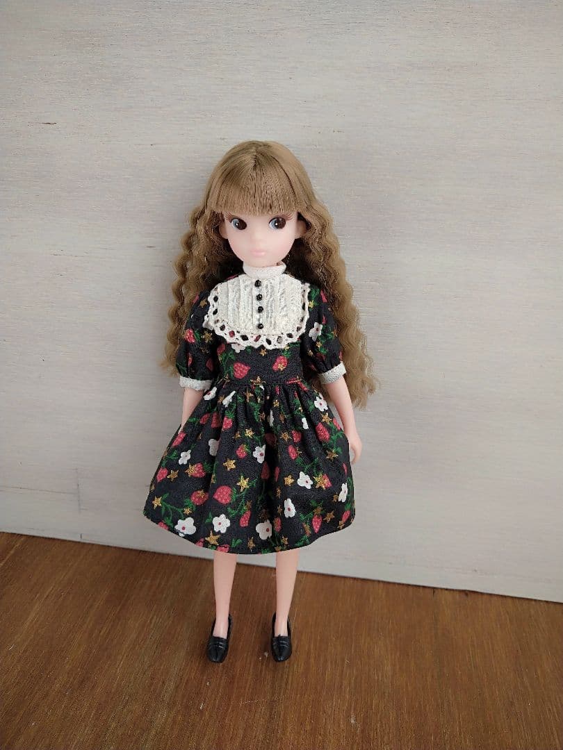 492.イチゴ柄のクラシカルワンピース・黒 ※復刻版初代リカちゃん