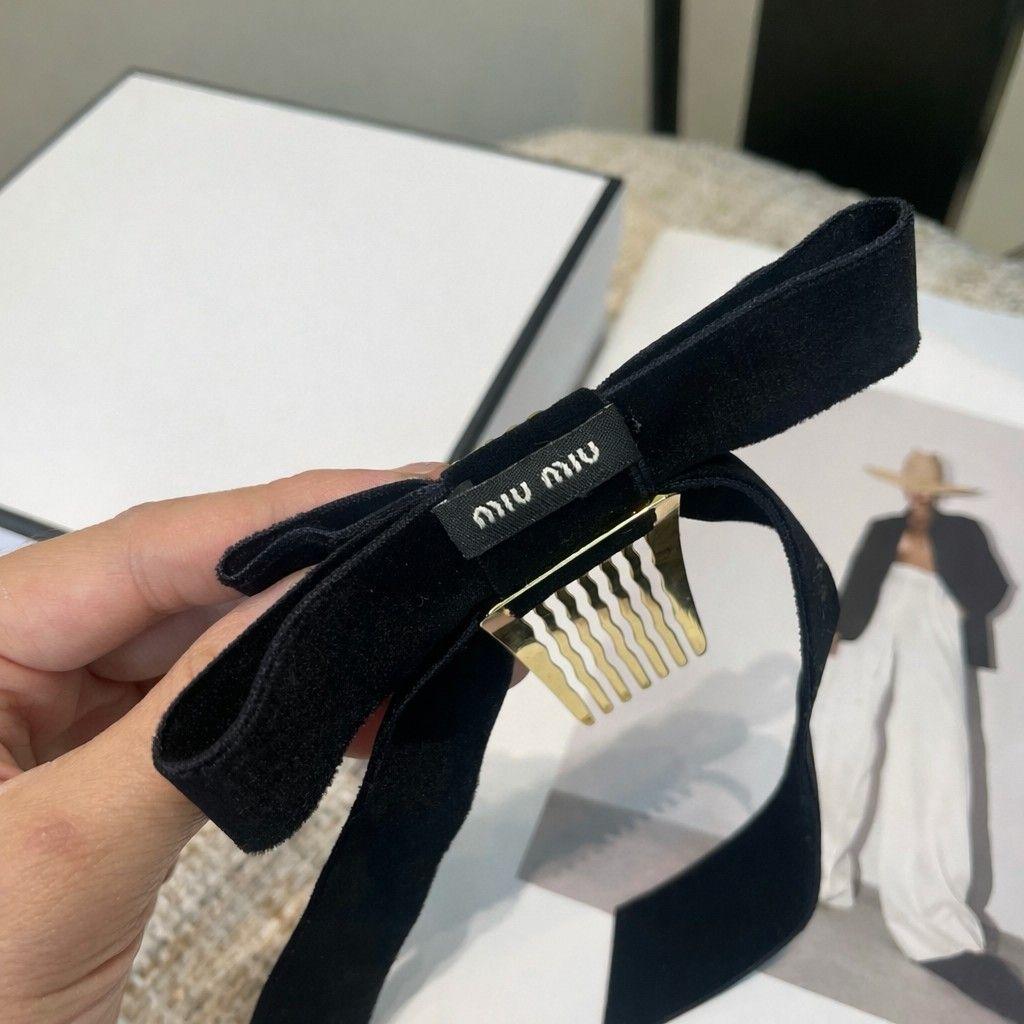 MIU MIU ロゴ付き ベルベットリボン ヘアコーム ブラック