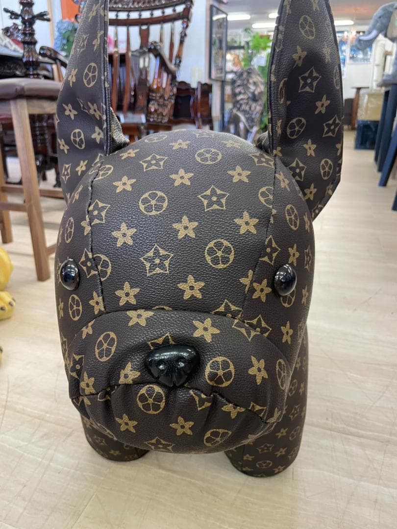 座れるオブジェ　ぬいぐるみ　スツール　イス　モノグラム　ブランド　犬　キャンバス