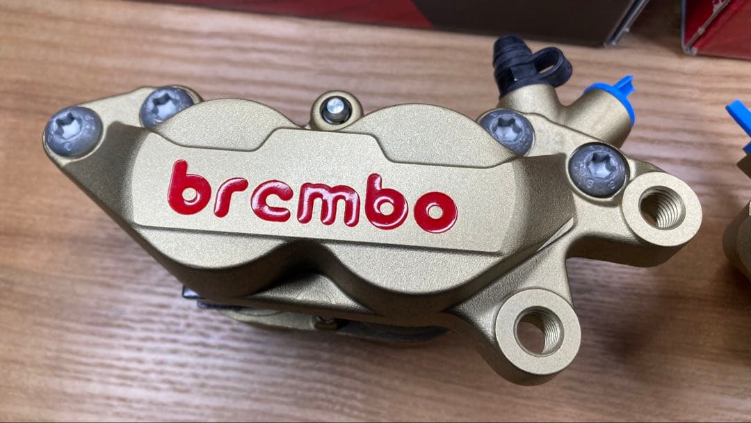 brembo ブレーキキャリパー P4 30/34 40mm 左右用（金/赤）
