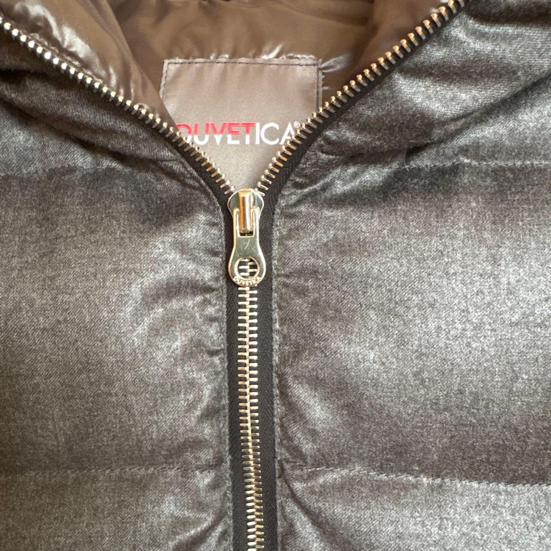 フード付きダークグレーダウンベスト