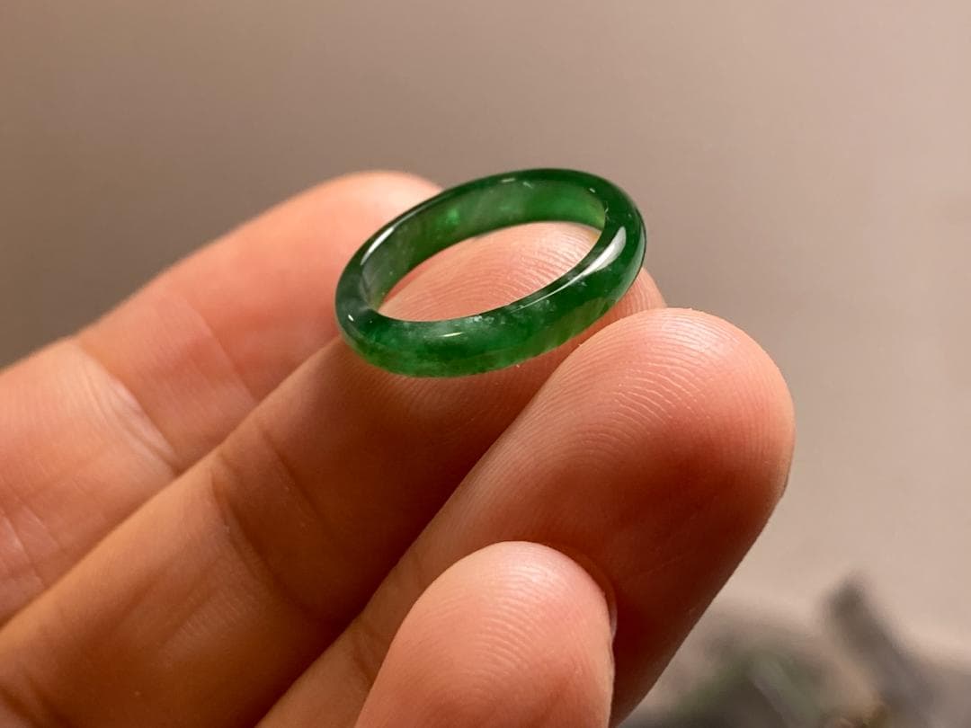 L16-05 ピンキーリング 氷種 4.5号 陽緑グアテマラ産A貨本翡翠くりぬき