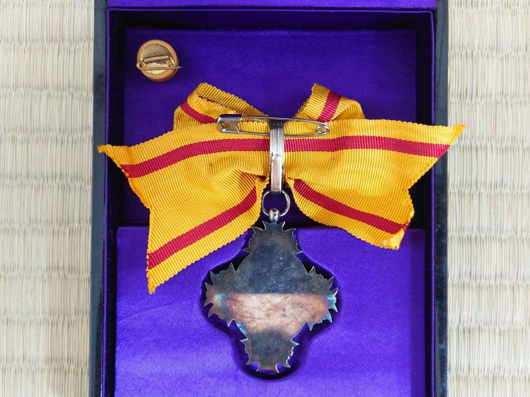 希少 勲八等宝冠章 略綬 共箱 勲章 当時物 婦人勲章