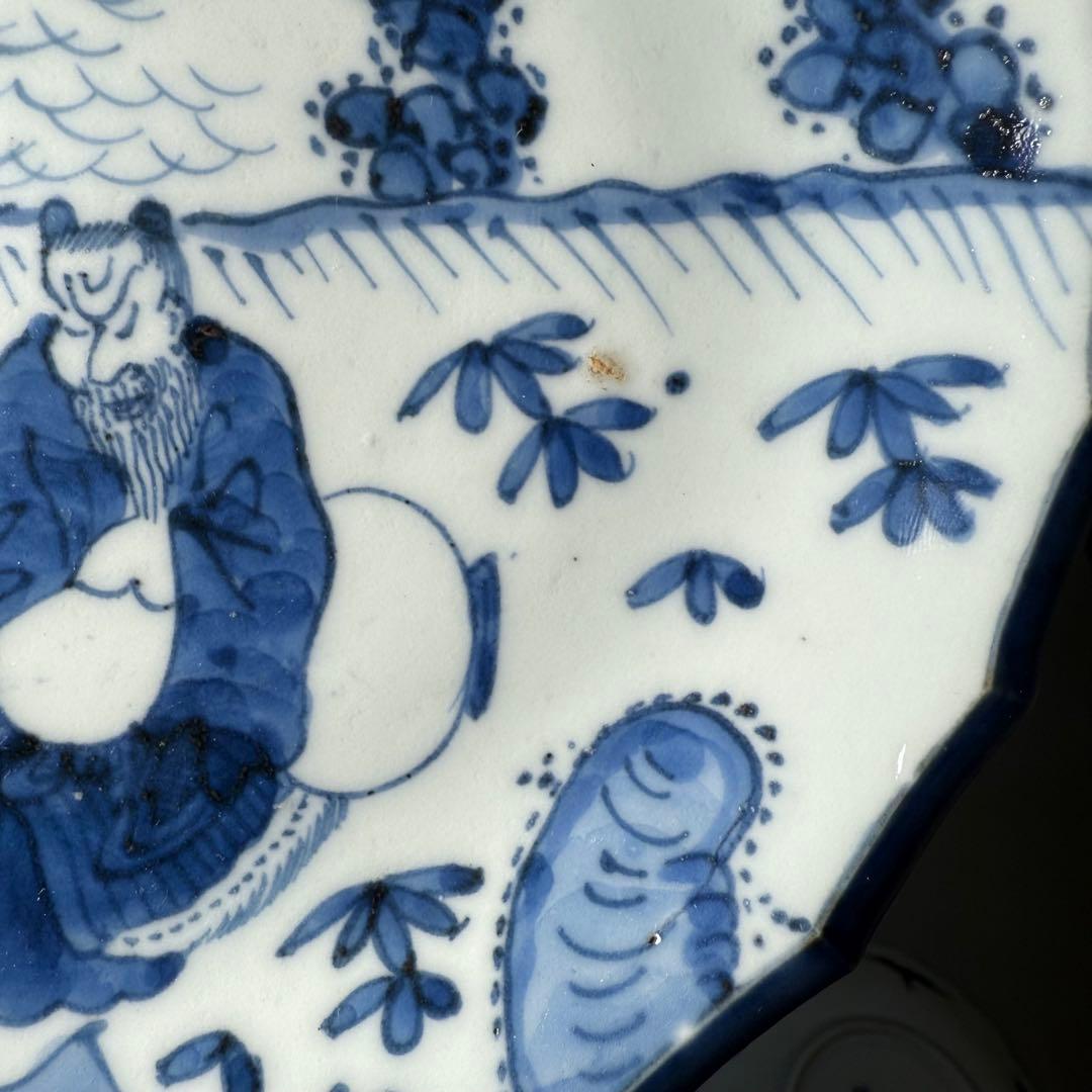 古伊万里　染付人物風景図皿　在銘「大明宣徳年製」　六客　古染　青花　鎌持　老松