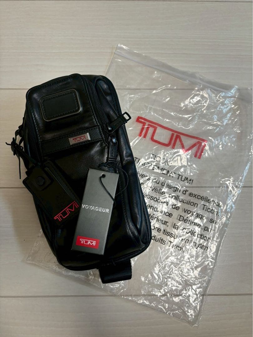 TUMI ボディバッグ ブラック　レザー