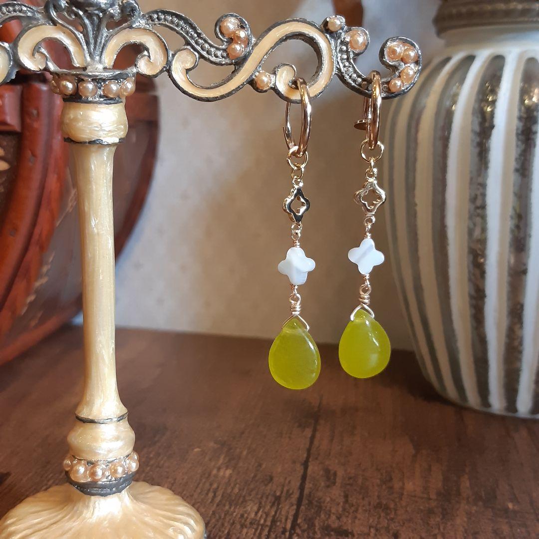 オリーブグリーン ジェード マザーオブパール フープイヤリング