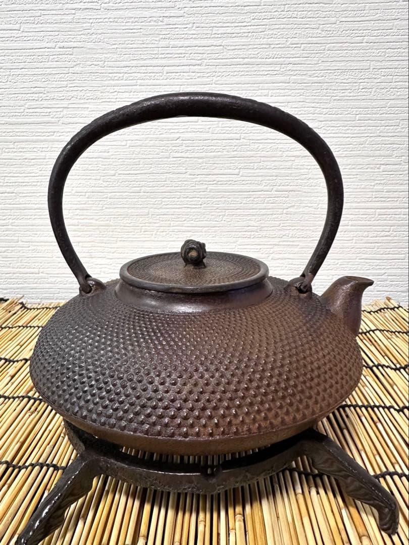 未使用品、栞付　敬典工房正寿堂山正　人間国宝髙橋敬典作独楽型　南部鉄瓶　南部鉄器