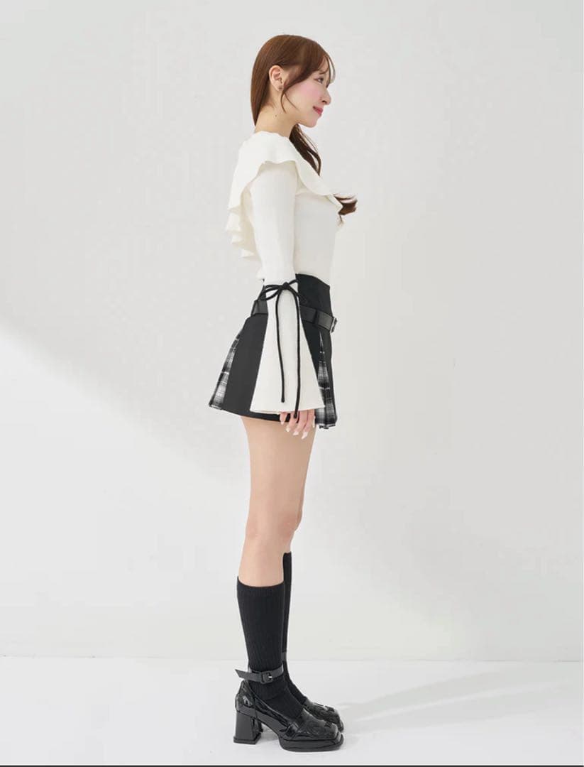 最終値下げ！ Darich ベルスリーブフリルニットトップス WHT