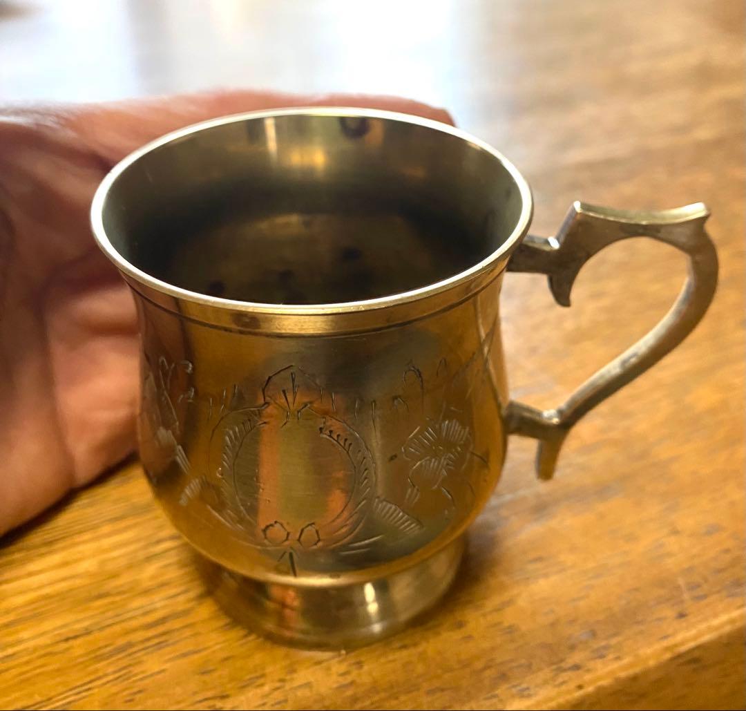 真鍮製花模様カップ英国製相当古い物品です