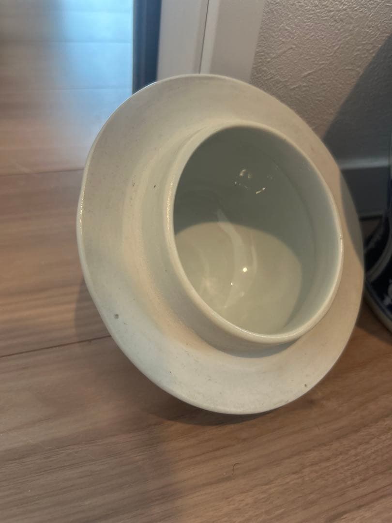 青と白の花柄陶器壺　Thailand