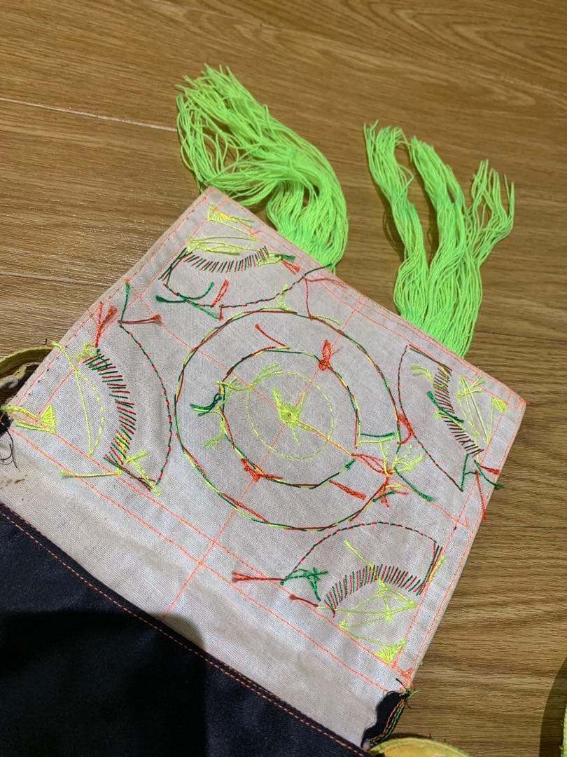 *ベトナムの少数民族ヌン族（Nùng）**の 伝統的な手刺繍の布バッグです。