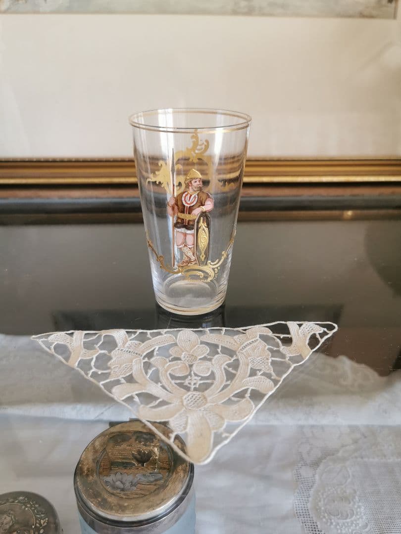 アンティークフランス購入 兵士の横顔と蘭の花✾ トライアングル型 レースドイリー