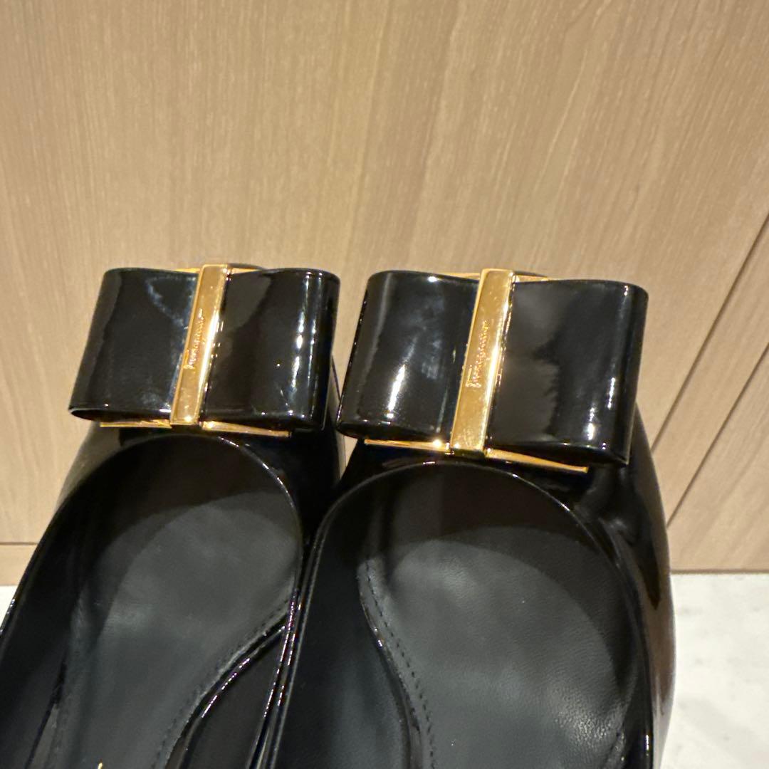 【美品】フェラガモ リボン付きブラックパンプス ゴールドヒール　7D お行事最適