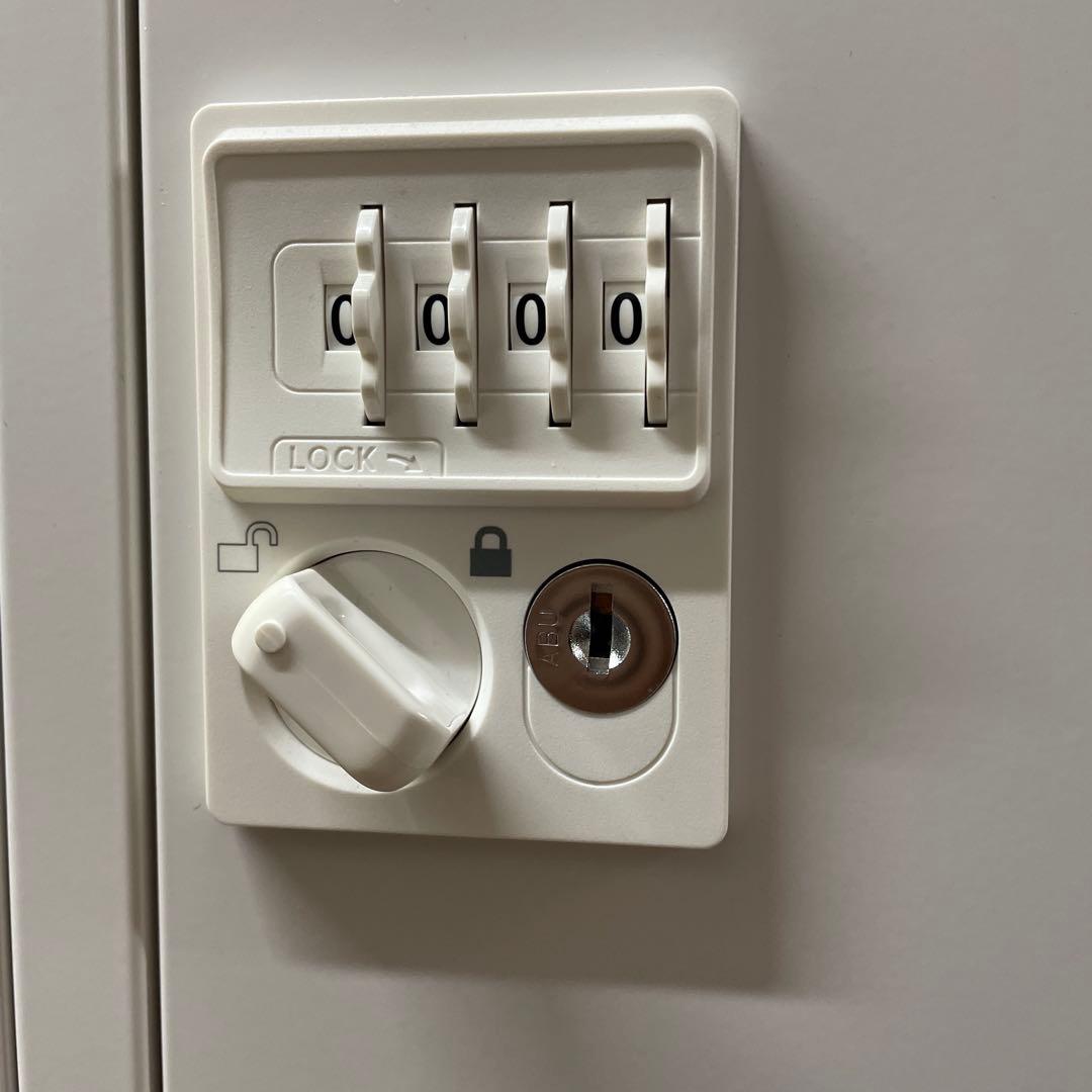 ホワイト 4つのロッカー