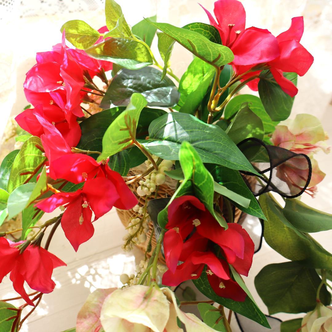 ずっときれい！華やかな2色のブーゲンビリアとホワイトベリーのかごアレンジメント