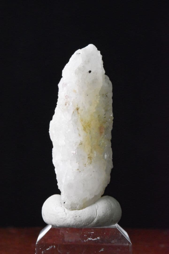 ミャンマーモゴック産 白い母岩上のピンクスピネル