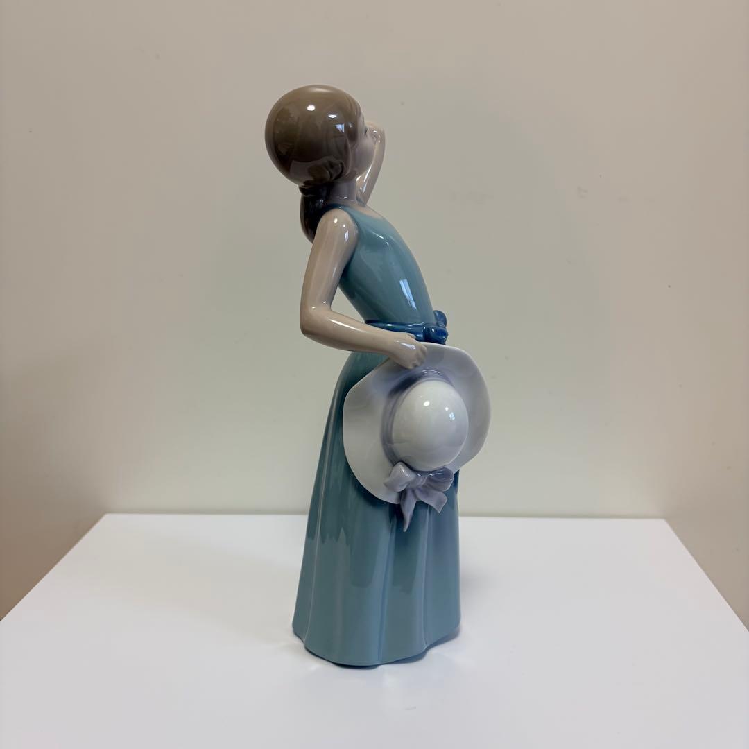 リヤドロ　フィギュリン　「なびかせて（若草色の少女）」