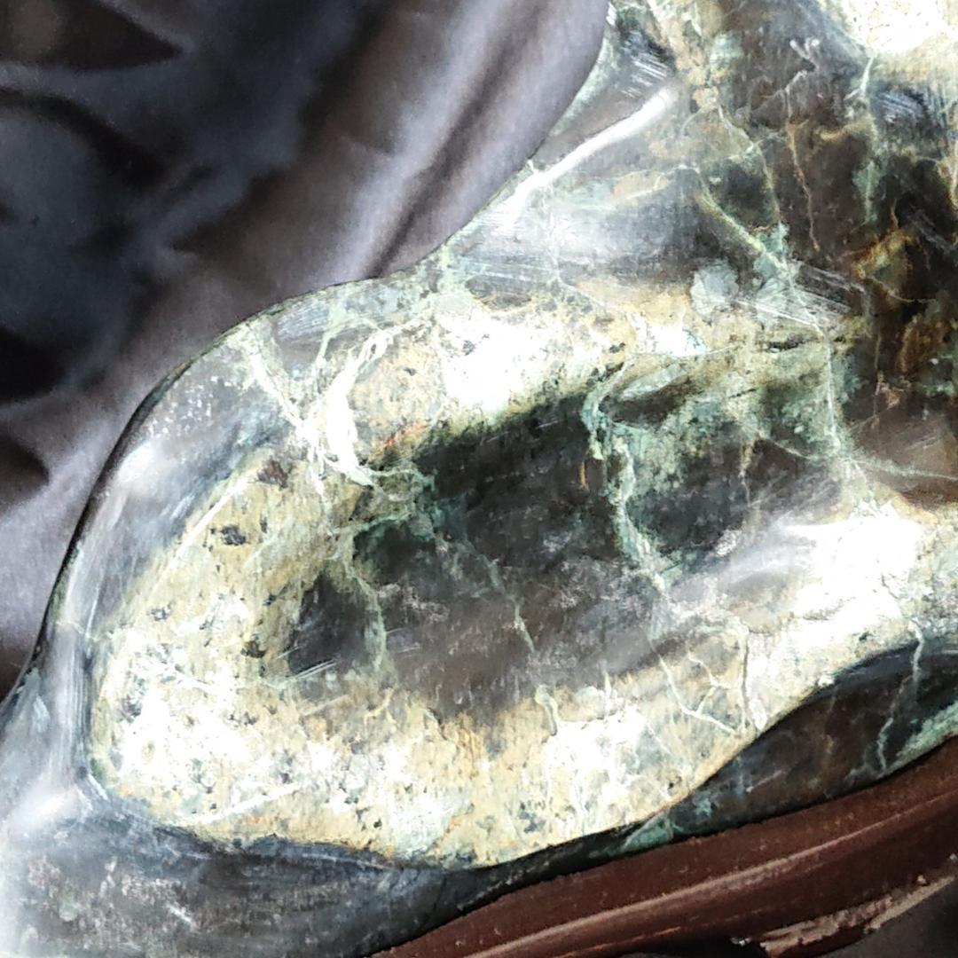 天然石愛石家放出品、美石縁起物の蛇石上向き　鑑賞台付き　蛇紋石　観賞石