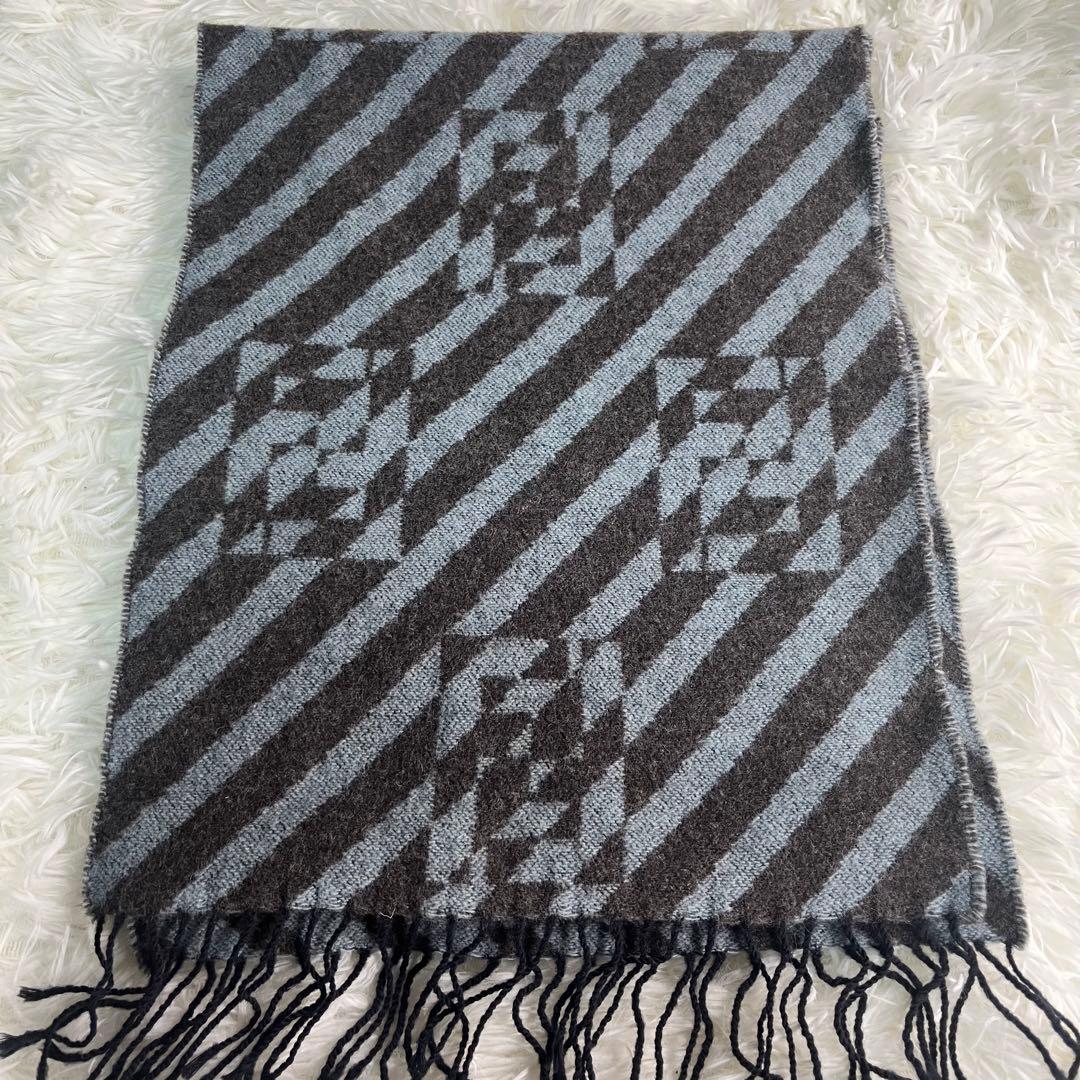 【美品】FENDI ブルーとブラックのストライプマフラー