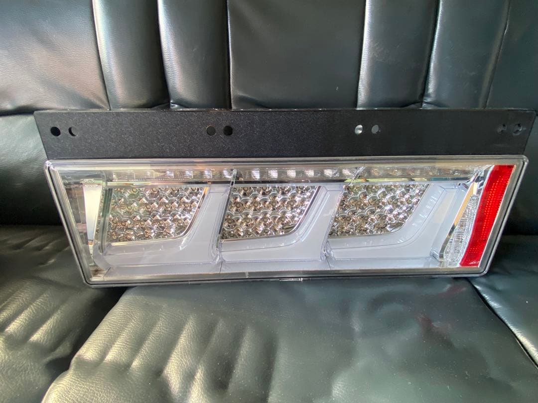 小糸　LED テールランプ　KOITO 3連タイプ　ノーマルターン　左右