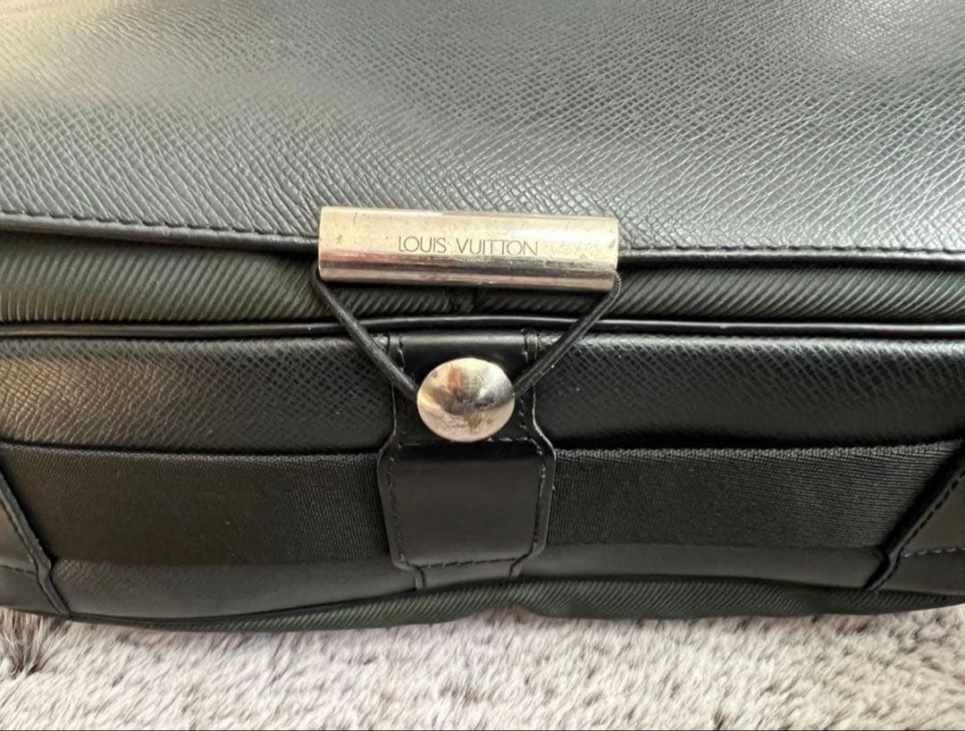 ルイヴィトン LOUIS VUITTON M30142 タイガ ヴィクトール