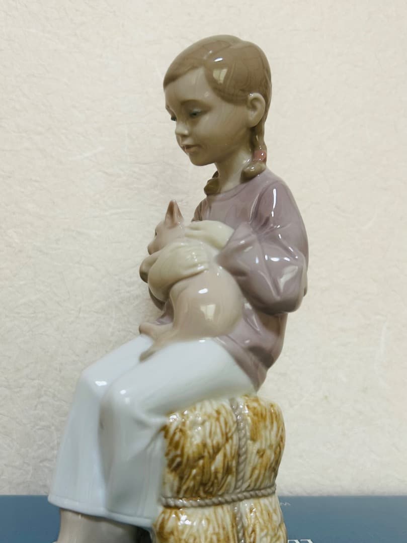 リヤドロ　01008285 少女　子豚　純正箱付き