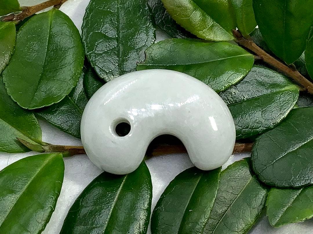 ⭕️お値段ご遠慮無く‼️　糸魚川翡翠勾玉の白翡翠お探しの方　卸しお値段にて　お早目に