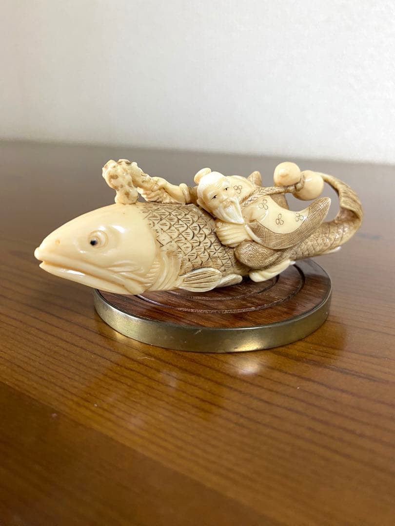 瓢箪を持つ仙人と鯉の根付けです。