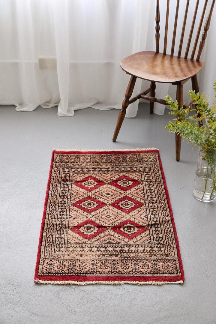 ヴィンテージラグ　トライバルラグ　パキスタン産（100×59cm）ベージュ　赤