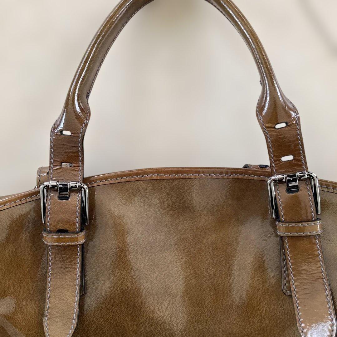 フェラガモ エナメルトートバッグ