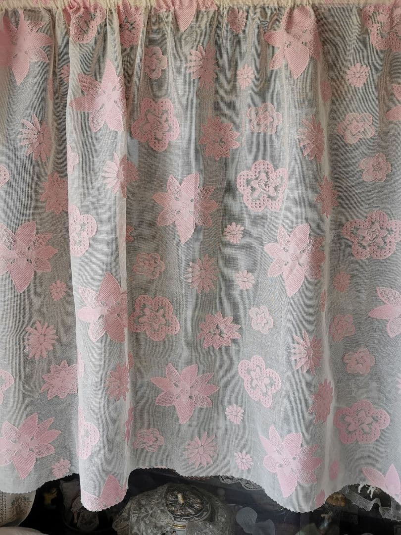 アンティーク ノッティンガムマドラスレース 浮かぶ桜色の花々 幅広カーテンパネル