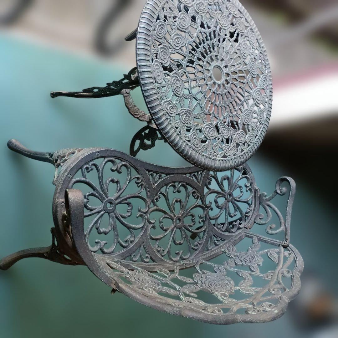 鋳鉄製花模様テーブルと椅子お買い得4点セット