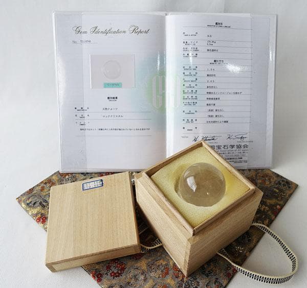 #本水晶玉　#保証書付き 桐箱入 不純物無し‎無色透明 丸玉 直径 約５．５ｃｍ