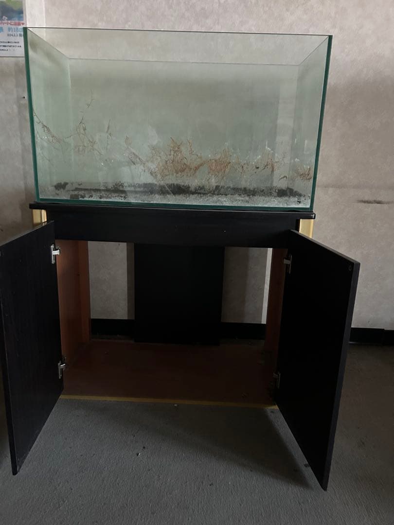 ガラス水槽と水槽台・キャビネット 黒と木目調