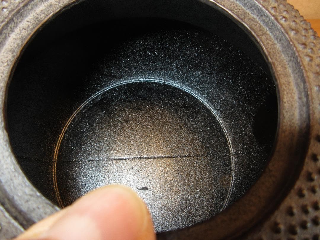 送料込【逢絢亭・新品】茶道具 鉄瓶 霰紋 IH対応 替蓋付き 日本製 紙箱入り