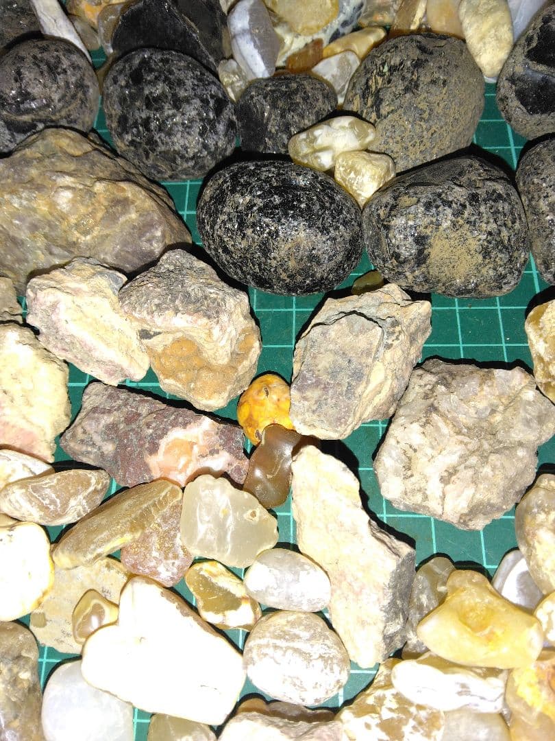 北海道産鉱物標本　鉱物　瑪瑙　稲倉石　原石　宝石　天然石　A8