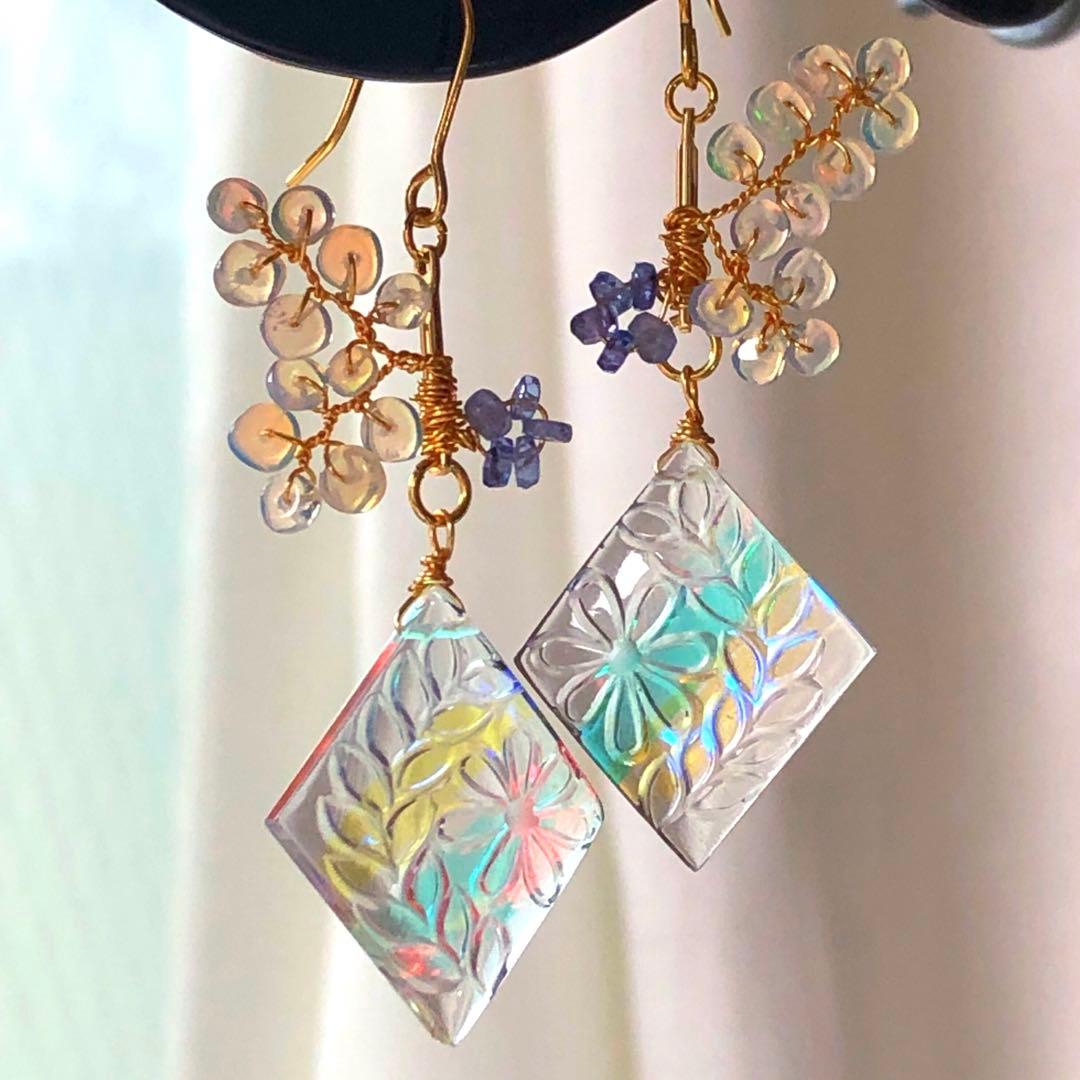 天然石ファンシーシェイプフラワーカービングのピアス14kgf