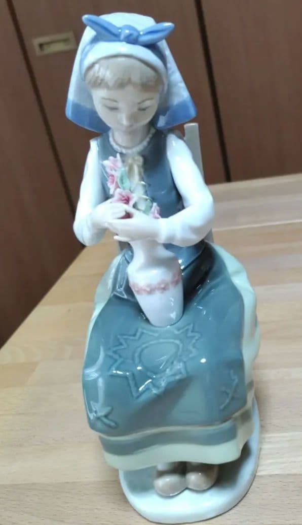 リャドロ、椅子に座る少女、スペイン製