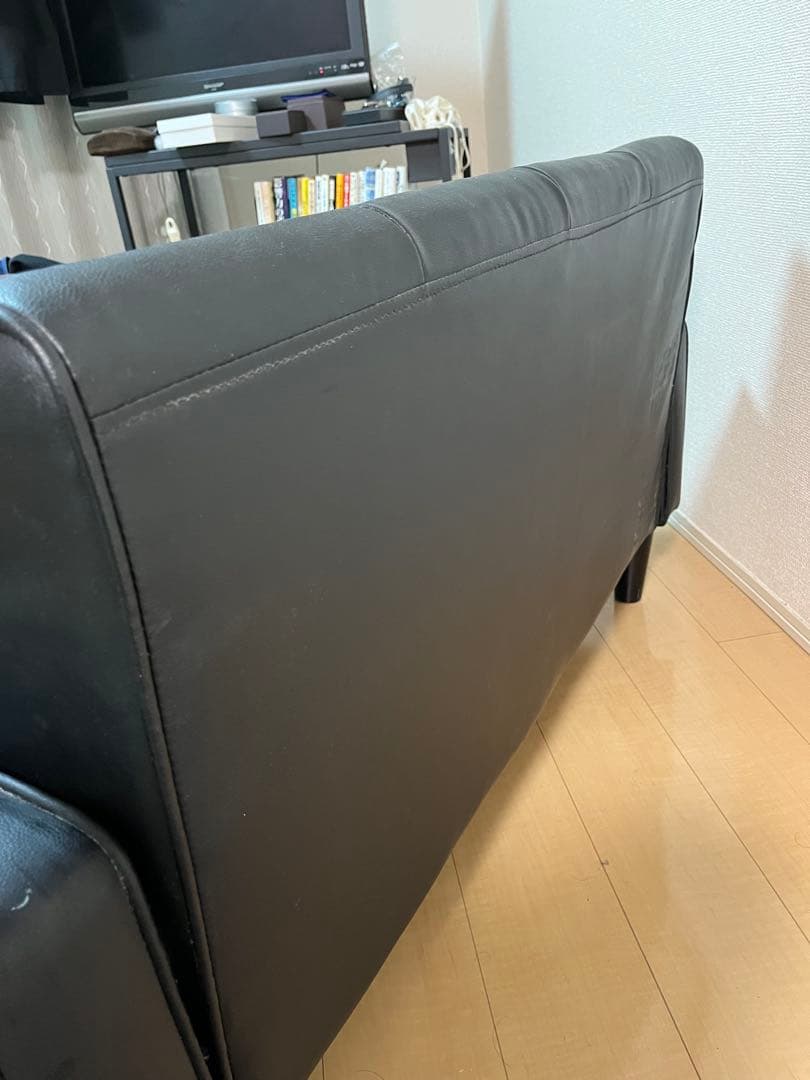 【送料込み・再値下げ】黒い合成皮革の2人掛けソファ